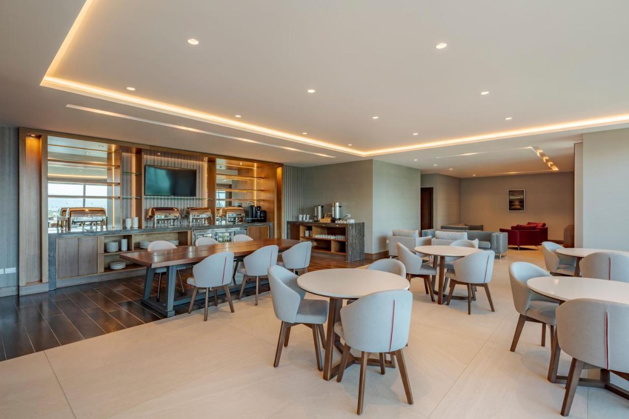 Holiday Inn - Quito Airport By Ihg タバベラ エクステリア 写真 The lounge at the airport