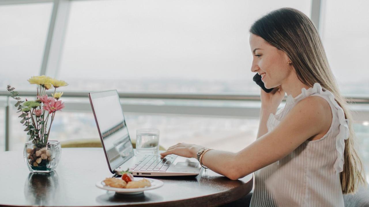 Holiday Inn - Quito Airport By Ihg タバベラ エクステリア 写真 A woman working from home
