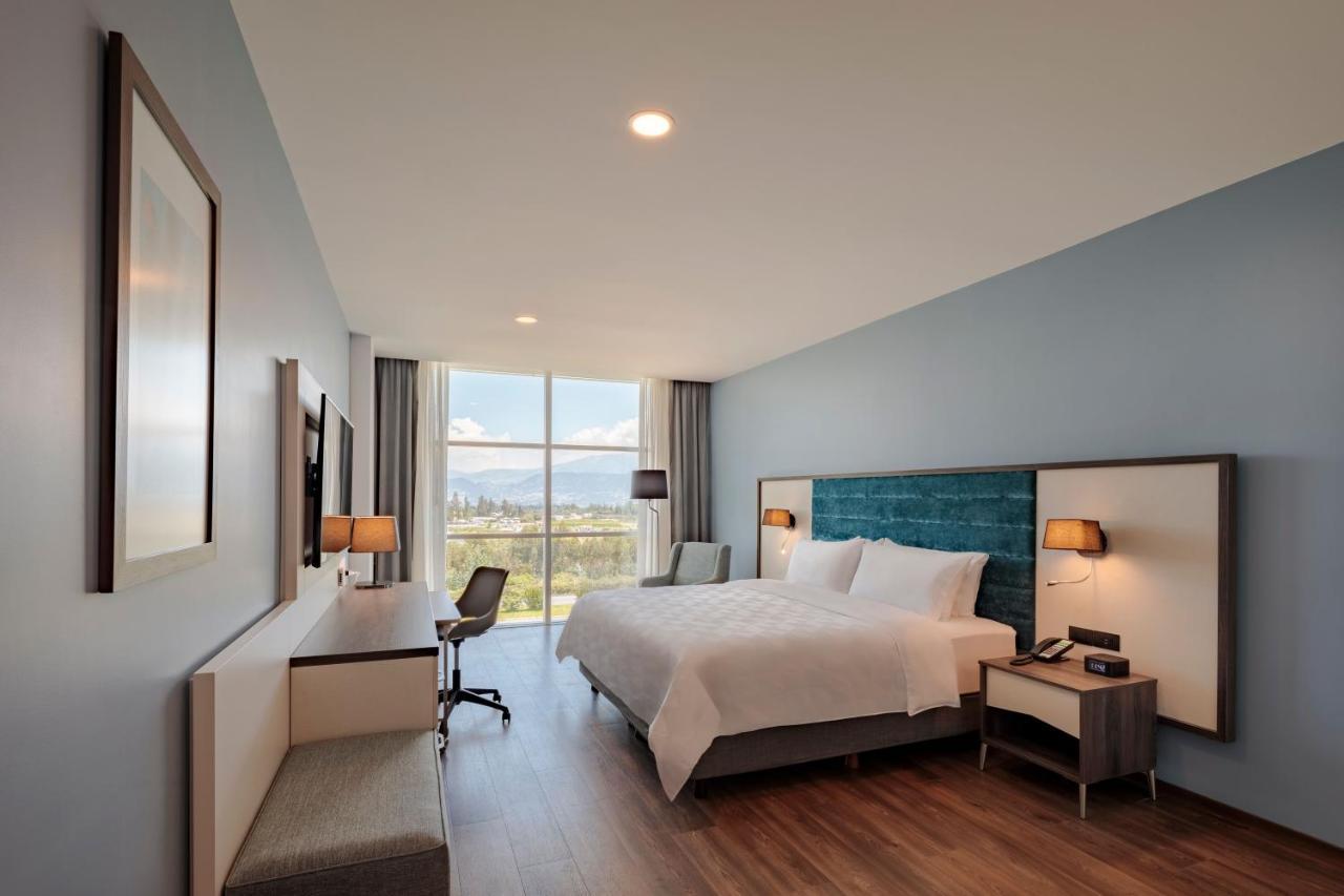 Holiday Inn - Quito Airport By Ihg タバベラ エクステリア 写真 A typical room at the hotel