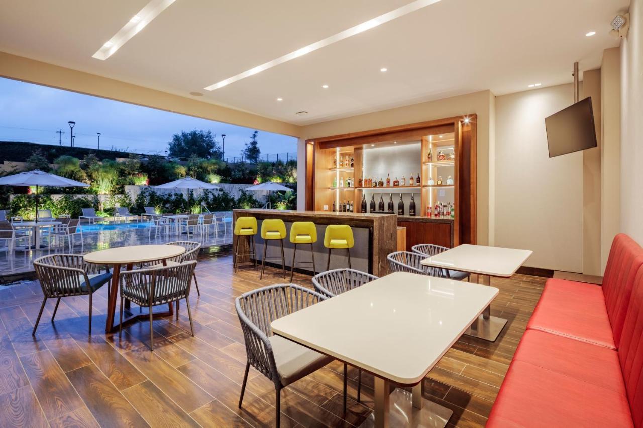 Holiday Inn - Quito Airport By Ihg タバベラ エクステリア 写真 The pool bar at the hotel