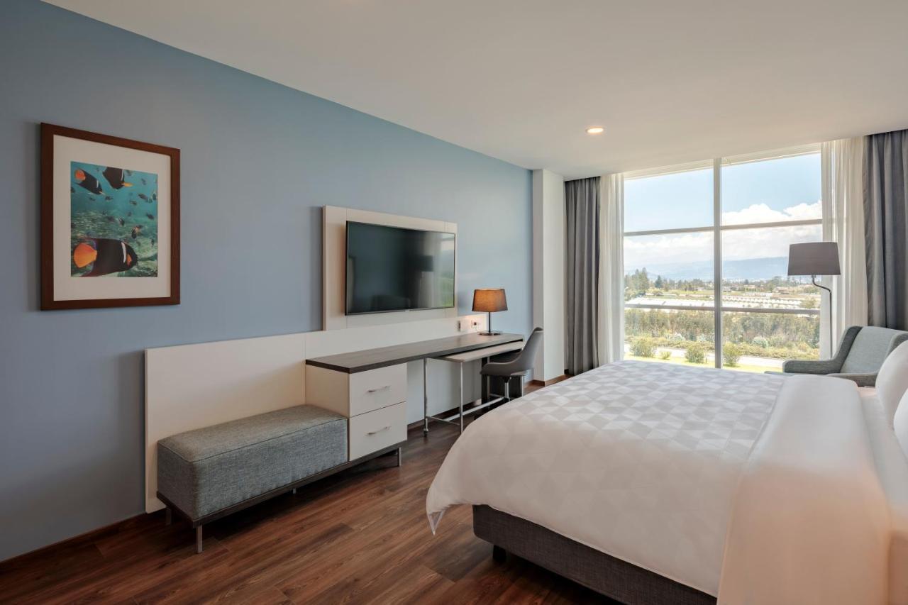 Holiday Inn - Quito Airport By Ihg タバベラ エクステリア 写真 A guest room at the Hilton Garden Inn in San Jose, Costa Rica