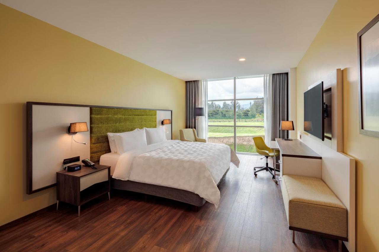 Holiday Inn - Quito Airport By Ihg タバベラ エクステリア 写真 A typical room at the hotel