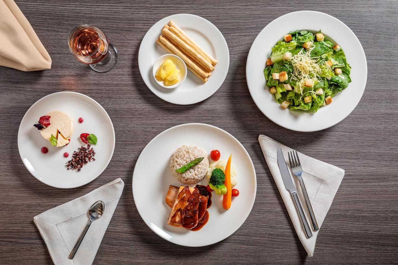 Holiday Inn - Quito Airport By Ihg タバベラ エクステリア 写真 A selection of dishes from the restaurant